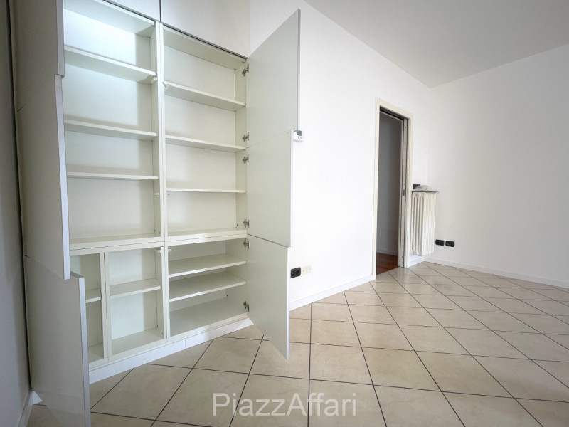 LIBERO DA SUBITO, appartamento al primo piano servito da ascensore, con 2 ampie logge abitabili e...