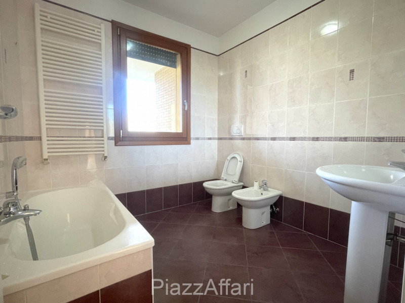 LIBERO DA SUBITO, appartamento al primo piano servito da ascensore, con 2 ampie logge abitabili e...