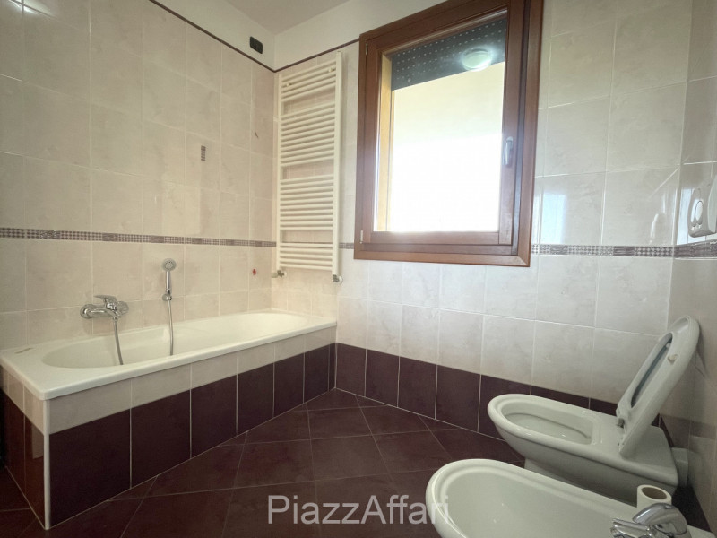 LIBERO DA SUBITO, appartamento al primo piano servito da ascensore, con 2 ampie logge abitabili e...