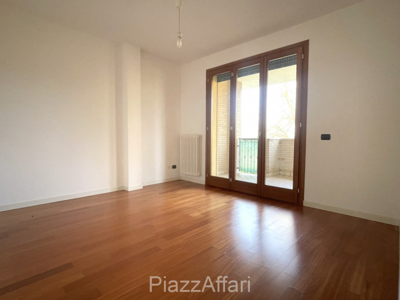 LIBERO DA SUBITO, appartamento al primo piano servito da ascensore, con 2 ampie logge abitabili e...