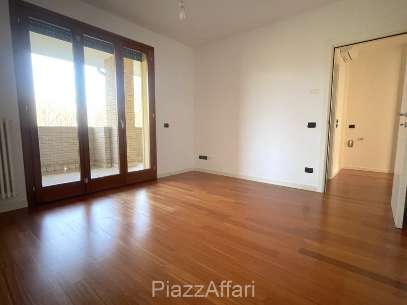 LIBERO DA SUBITO, appartamento al primo piano servito da ascensore, con 2 ampie logge abitabili e...