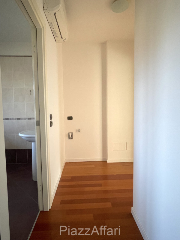 LIBERO DA SUBITO, appartamento al primo piano servito da ascensore, con 2 ampie logge abitabili e...