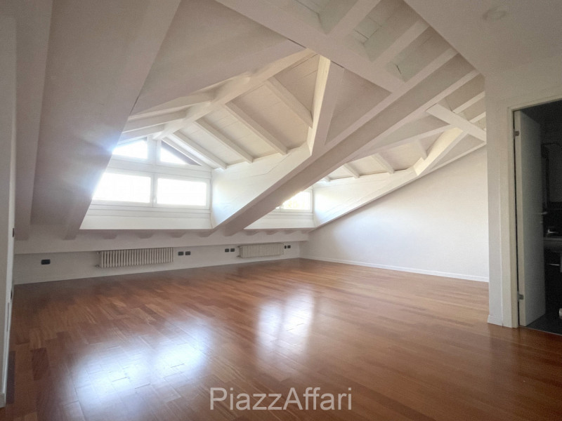 LIBERO DA SUBITO, appartamento al primo piano servito da ascensore, con 2 ampie logge abitabili e...