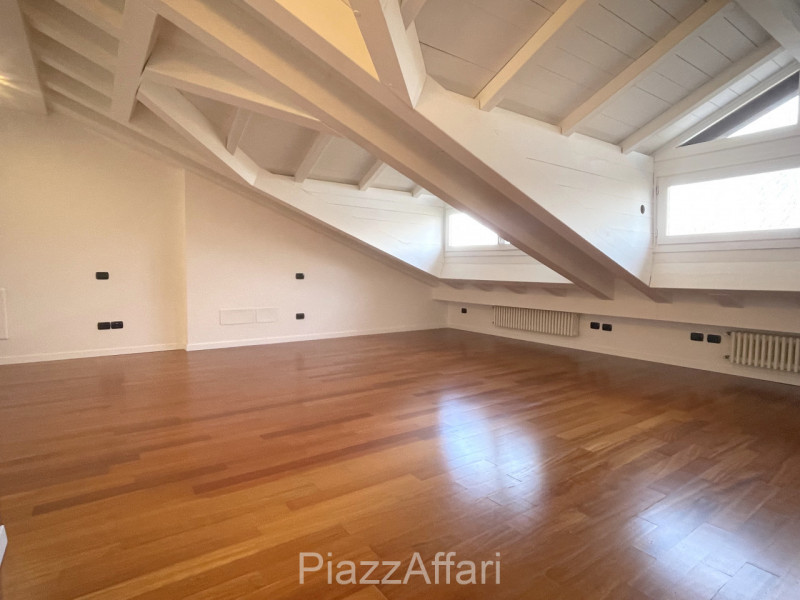 LIBERO DA SUBITO, appartamento al primo piano servito da ascensore, con 2 ampie logge abitabili e...