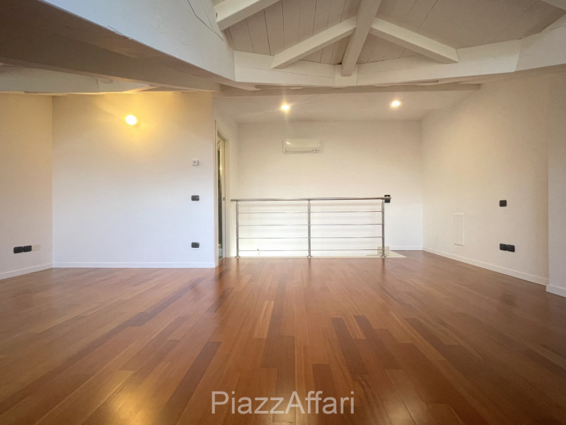 LIBERO DA SUBITO, appartamento al primo piano servito da ascensore, con 2 ampie logge abitabili e...