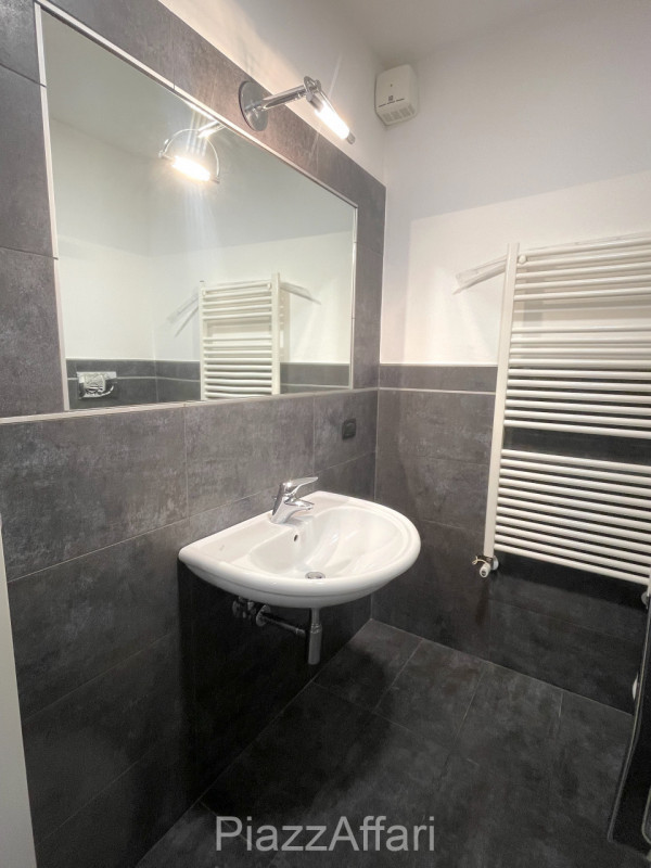 LIBERO DA SUBITO, appartamento al primo piano servito da ascensore, con 2 ampie logge abitabili e...