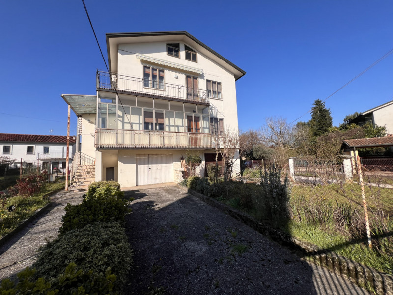 IN PIENO CENTRO A COSTABISSARA, PORZIONE DI BIFAMILIARE CON INGRESSO INDIPENDENTE E GIARDINO PRIV...