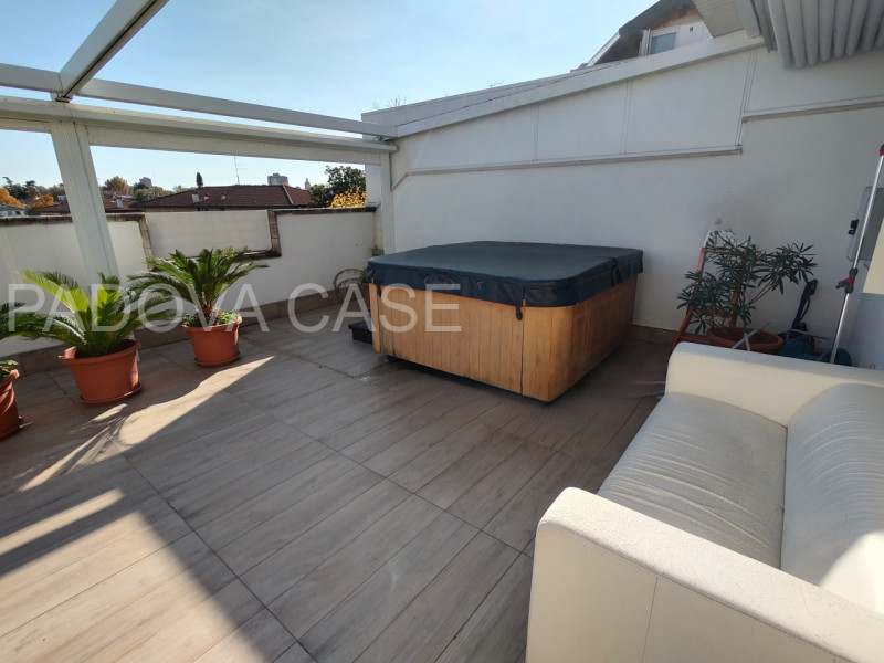 SAVONAROLA – PORTA TRENTO | ATTICO CON TERRAZZA 50 MQ E VISTA PANORAMICA SUL CENTRO STORICO

Scop...