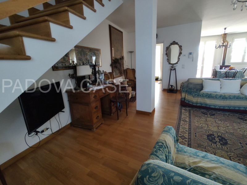 SAVONAROLA – PORTA TRENTO | ATTICO CON TERRAZZA 50 MQ E VISTA PANORAMICA SUL CENTRO STORICO

Scop...