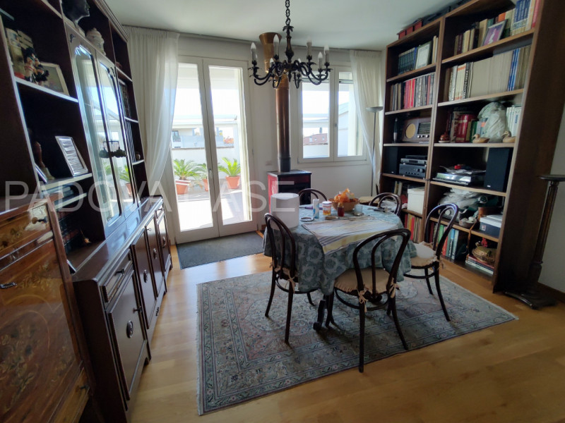 SAVONAROLA – PORTA TRENTO | ATTICO CON TERRAZZA 50 MQ E VISTA PANORAMICA SUL CENTRO STORICO

Scop...