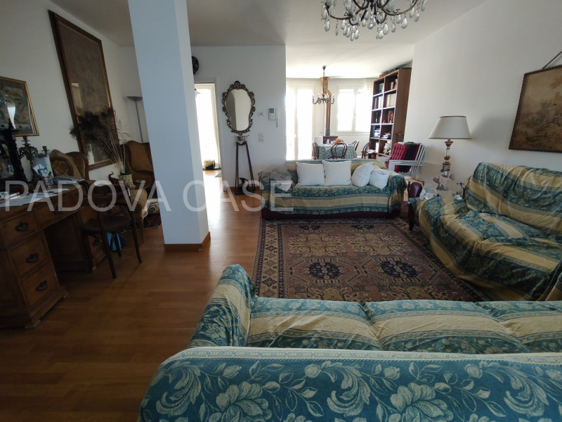 SAVONAROLA – PORTA TRENTO | ATTICO CON TERRAZZA 50 MQ E VISTA PANORAMICA SUL CENTRO STORICO

Scop...