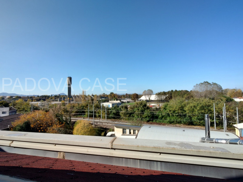 SAVONAROLA – PORTA TRENTO | ATTICO CON TERRAZZA 50 MQ E VISTA PANORAMICA SUL CENTRO STORICO

Scop...