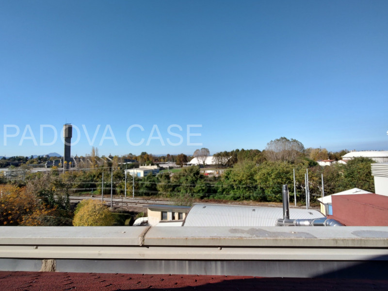 SAVONAROLA – PORTA TRENTO | ATTICO CON TERRAZZA 50 MQ E VISTA PANORAMICA SUL CENTRO STORICO

Scop...