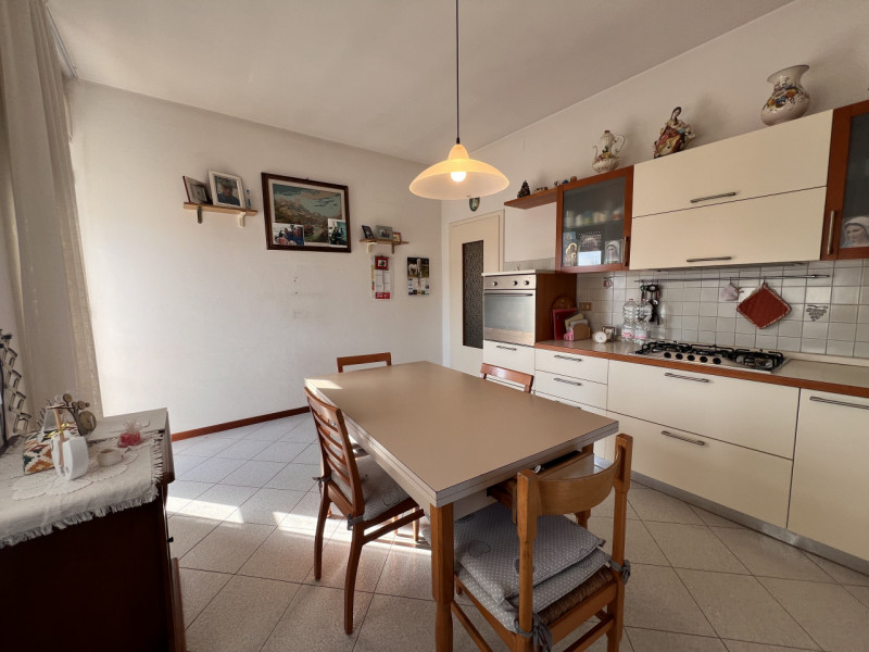 IN PIENO CENTRO A COSTABISSARA, PORZIONE DI BIFAMILIARE CON INGRESSO INDIPENDENTE E GIARDINO PRIV...