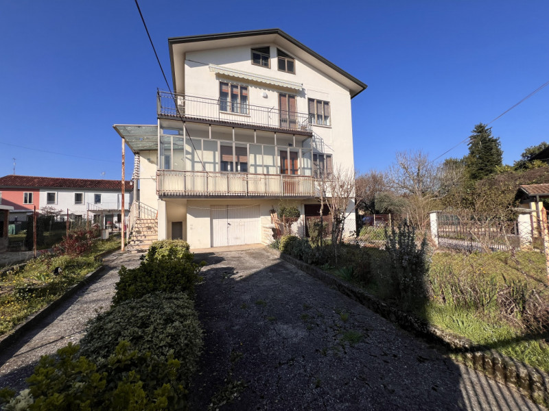 IN PIENO CENTRO A COSTABISSARA, PORZIONE DI BIFAMILIARE CON INGRESSO INDIPENDENTE E GIARDINO PRIV...