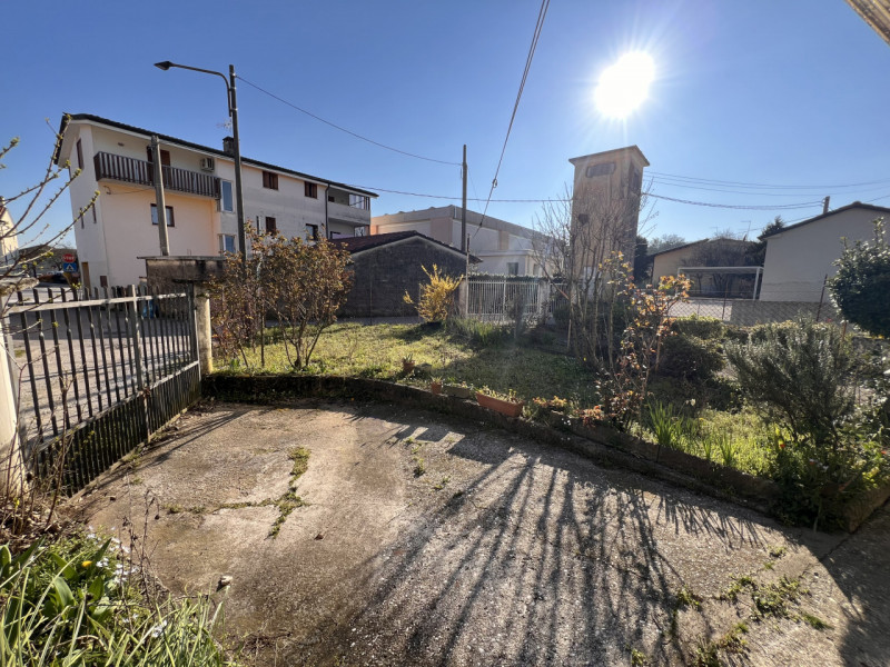 IN PIENO CENTRO A COSTABISSARA, PORZIONE DI BIFAMILIARE CON INGRESSO INDIPENDENTE E GIARDINO PRIV...