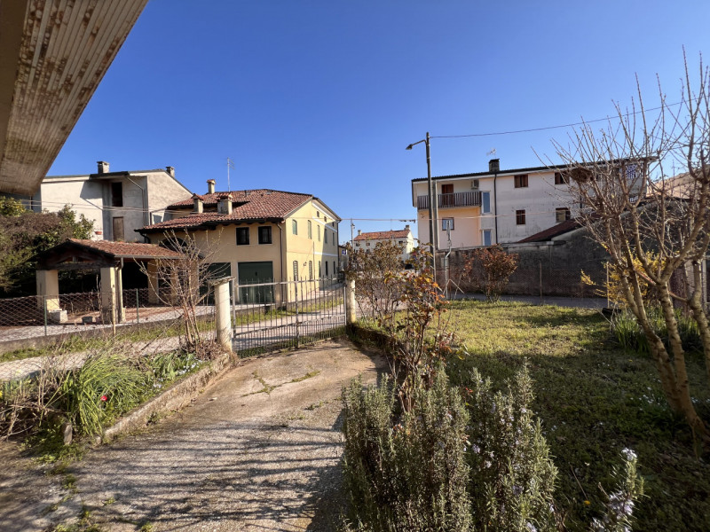 IN PIENO CENTRO A COSTABISSARA, BIFAMILIARE SOVVRAPPOSTA CON GIARDINO PRIVATO

Situata nel cuore ...