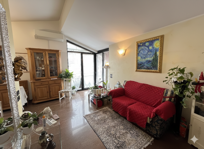 In vendita, nella zona di San Lazzaro a Vicenza, proponiamo un grazioso appartamento trilocale si...