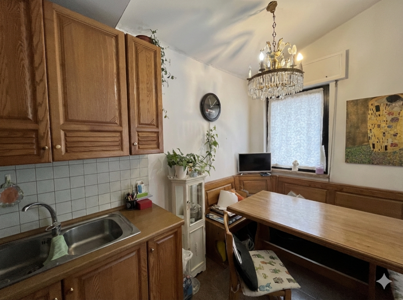 In vendita, nella zona di San Lazzaro a Vicenza, proponiamo un grazioso appartamento trilocale si...