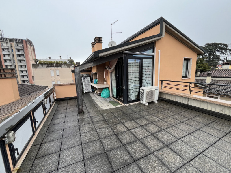 In vendita, nella zona di San Lazzaro a Vicenza, proponiamo un grazioso appartamento trilocale si...