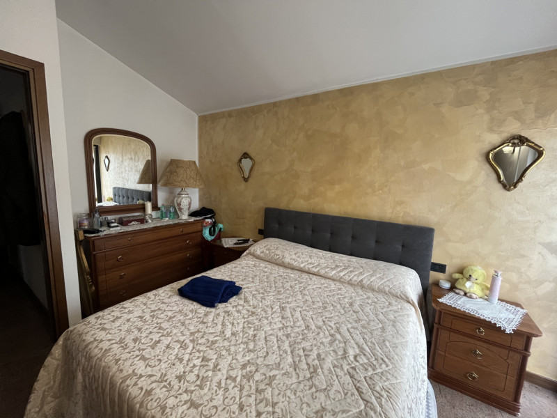 In vendita, nella zona di San Lazzaro a Vicenza, proponiamo un grazioso appartamento trilocale si...