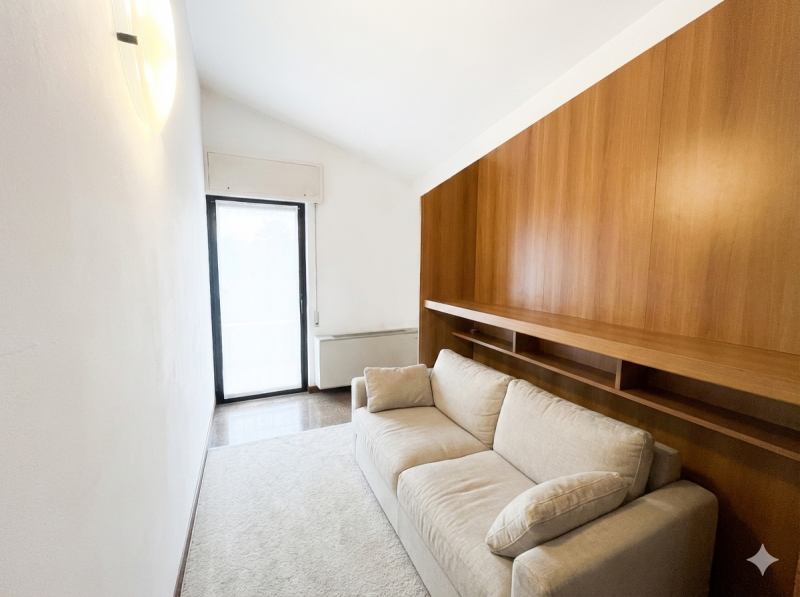 In vendita, nella zona di San Lazzaro a Vicenza, proponiamo un grazioso appartamento trilocale si...