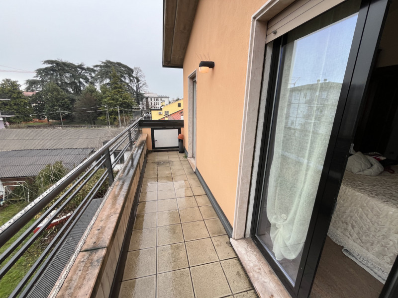 In vendita, nella zona di San Lazzaro a Vicenza, proponiamo un grazioso appartamento trilocale si...