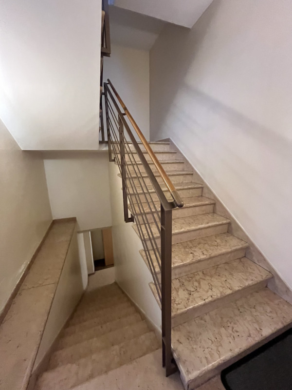 In vendita, nella zona di San Lazzaro a Vicenza, proponiamo un grazioso appartamento trilocale si...