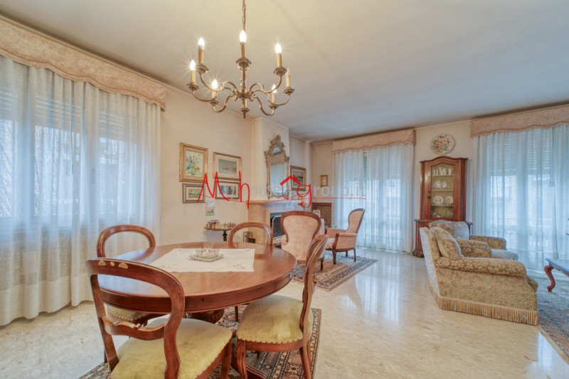 CHIESANUOVA: Villetta singola sviluppata su piano terra e primo dagli ambienti ampi e luminosi; s...