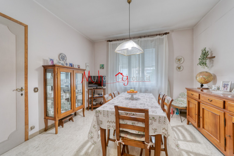 CHIESANUOVA: Villetta singola sviluppata su piano terra e primo dagli ambienti ampi e luminosi; s...