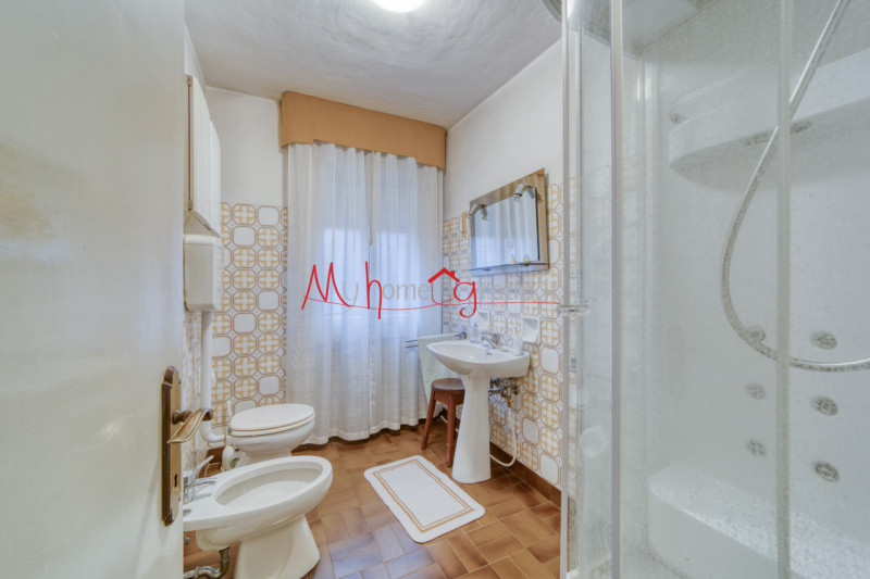 CHIESANUOVA: Villetta singola sviluppata su piano terra e primo dagli ambienti ampi e luminosi; s...