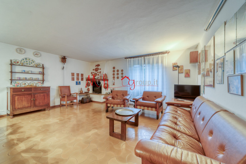 CHIESANUOVA: Villetta singola sviluppata su piano terra e primo dagli ambienti ampi e luminosi; s...