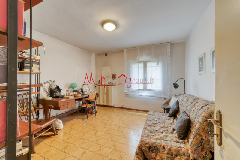 CHIESANUOVA: Villetta singola sviluppata su piano terra e primo dagli ambienti ampi e luminosi; s...