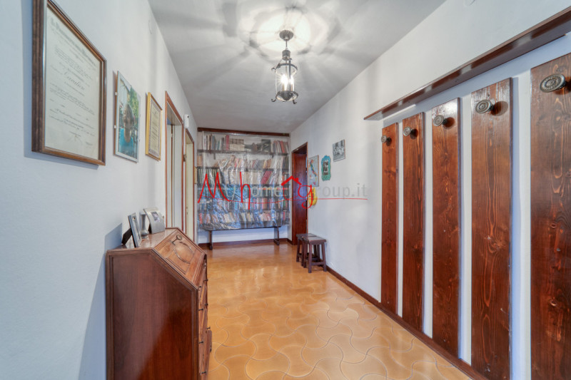 CHIESANUOVA: Villetta singola sviluppata su piano terra e primo dagli ambienti ampi e luminosi; s...