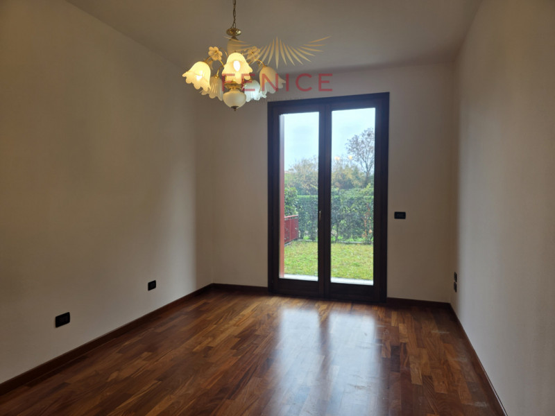 Noi di Fenice Immobiliare siamo lieti di proporti una grande occasione, una di quelle soluzioni c...