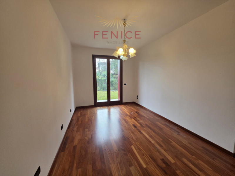 Noi di Fenice Immobiliare siamo lieti di proporti una grande occasione, una di quelle soluzioni c...