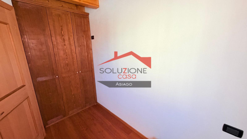 Scopri questo splendido appartamento quadrilocale situato nel centro di Gallio, in una palazzina ...