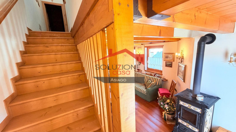 Scopri questo splendido appartamento quadrilocale situato nel centro di Gallio, in una palazzina ...