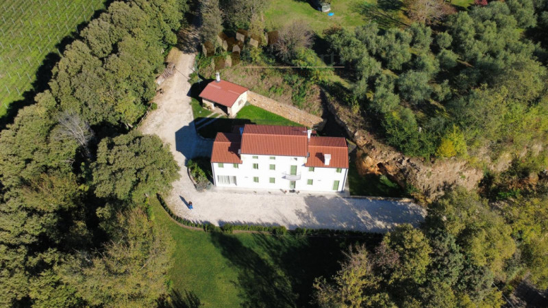 Situata sulle colline di Lonigo, a Monticello, con splendida vista panoramica sulla pianura, prop...