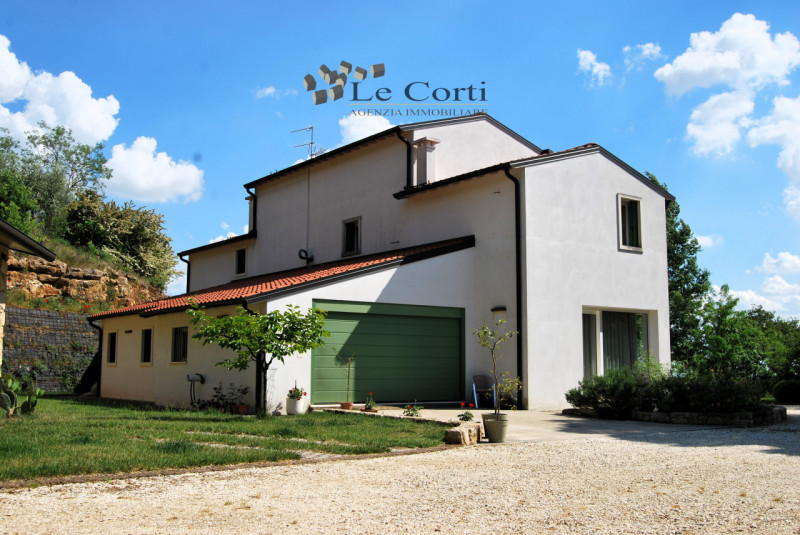 Situata sulle colline di Lonigo,  con splendida vista panoramica sulla pianura, proponiamo una be...