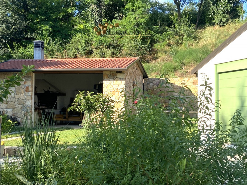 Situata sulle colline di Lonigo,  con splendida vista panoramica sulla pianura, proponiamo una be...