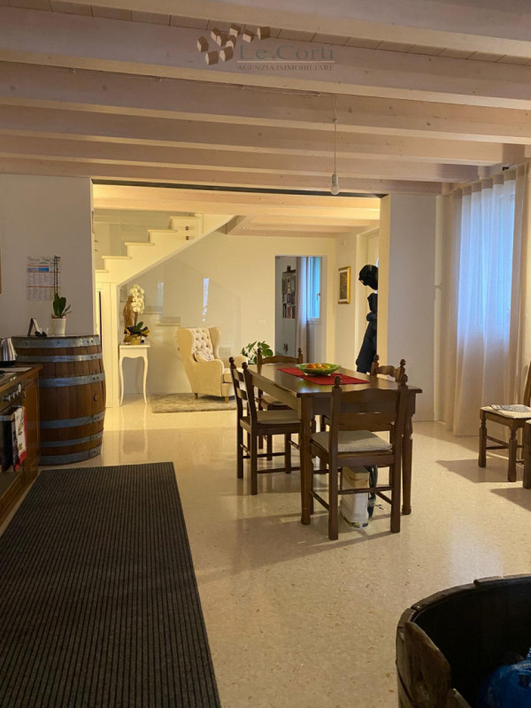 Situata sulle colline di Lonigo, a Monticello, con splendida vista panoramica sulla pianura, prop...