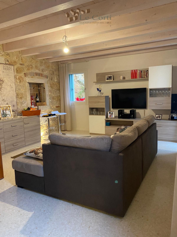 Situata sulle colline di Lonigo, a Monticello, con splendida vista panoramica sulla pianura, prop...