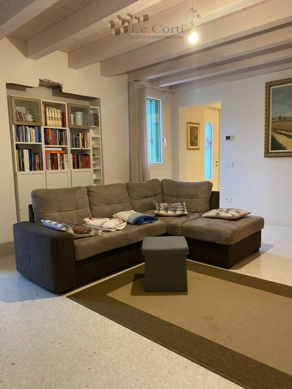 Situata sulle colline di Lonigo, a Monticello, con splendida vista panoramica sulla pianura, prop...