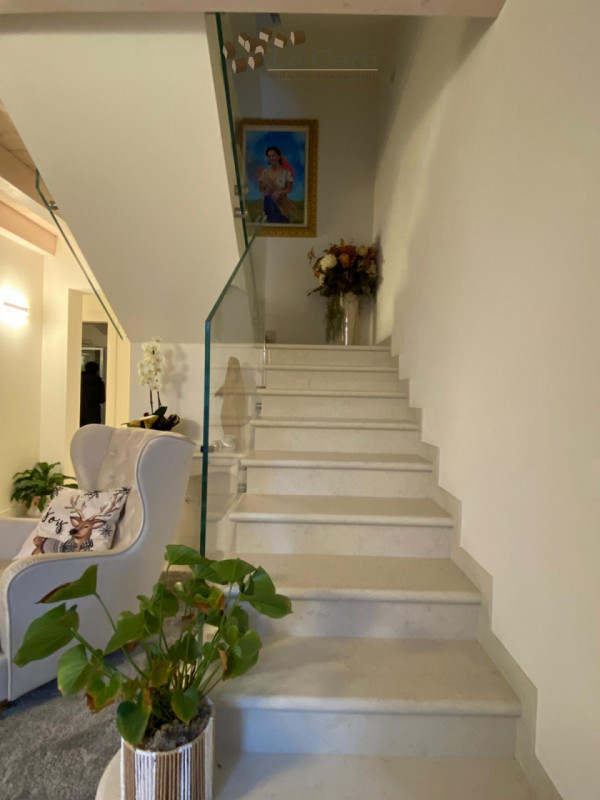 Situata sulle colline di Lonigo, a Monticello, con splendida vista panoramica sulla pianura, prop...