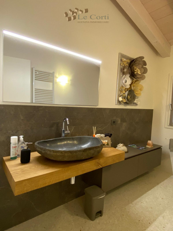 Situata sulle colline di Lonigo, a Monticello, con splendida vista panoramica sulla pianura, prop...