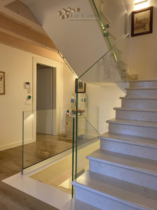 Situata sulle colline di Lonigo, a Monticello, con splendida vista panoramica sulla pianura, prop...