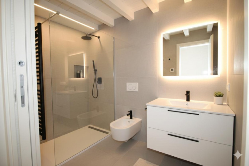 Nel cuore del centro storico di Vicenza proponiamo in vendita una rara opportunità: prestigiosa c...