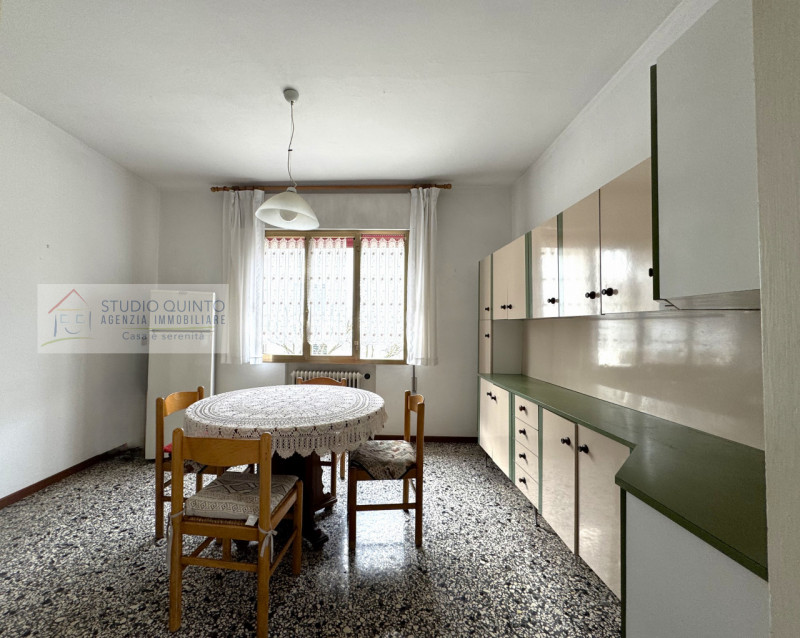 Situata in una zona residenziale tranquilla e riservata, ma allo stesso tempo comoda a ogni servi...