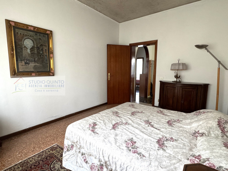 Situata in una zona residenziale tranquilla e riservata, ma allo stesso tempo comoda a ogni servi...